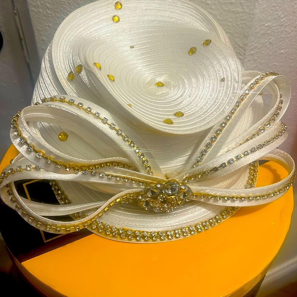 ❤️# 11 DONNA VINCI COUTURE  IVORY & GOLD CHURCH LADY BEAUTIFUL HAT! IN BOX!
